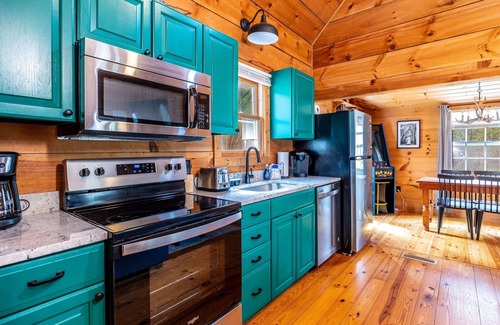 Townsend Cabin | Nature Lovers Escape: Hot Tub, Dog Friendly