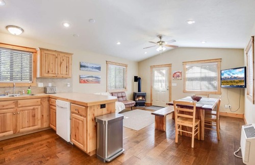 Island Park Cabin | Nature's Nook | Smoker BBQ | Fire Pit | AC
