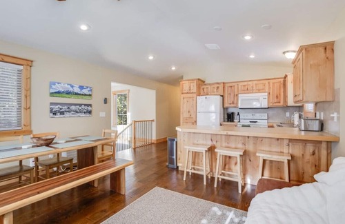 Island Park Cabin | Nature's Nook | Smoker BBQ | Fire Pit | AC