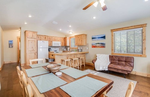 Island Park Cabin | Nature's Nook | Smoker BBQ | Fire Pit | AC