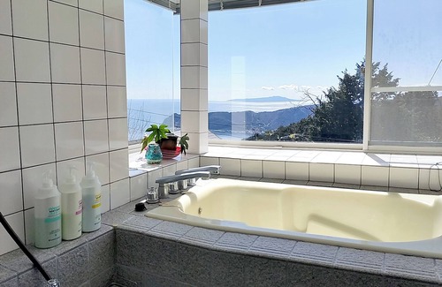 Atami Villa | Nature Township with hot spring, BBQ available, sea view, 2-6 people available (WI-FI), 15 min. from Atami station.