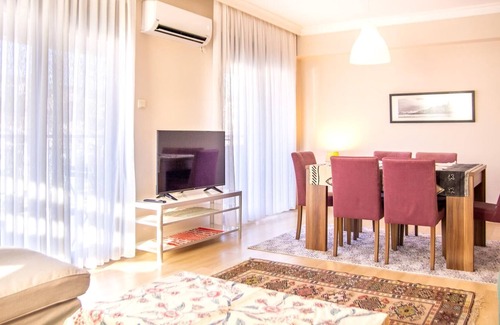 Bayraklı Apartment | Nature View Flat w Balcony 9 min to Bayrakli Coast