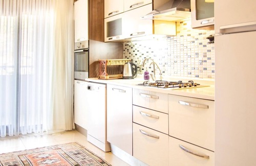 Bayraklı Apartment | Nature View Flat w Balcony 9 min to Bayrakli Coast