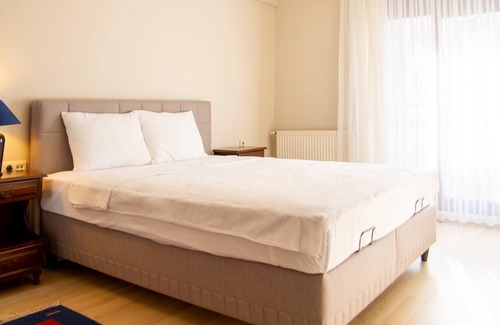 Bayraklı Apartment | Nature View Flat w Balcony 9 min to Bayrakli Coast