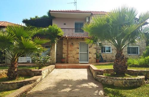 Flogita House | Naturstein-Mediterranhaus mit Gartenblick