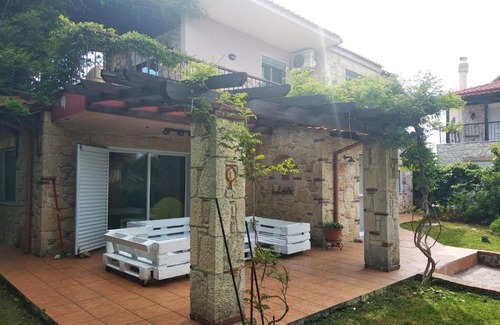 Flogita House | Naturstein-Mediterranhaus mit Gartenblick