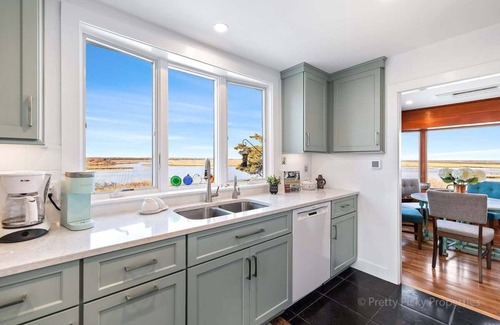 Orleans Cottage | Nauset Harbor Cottage: 112-O Charming Coastal Retreat with Breathtaking Views – East Orleans