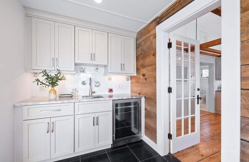 Orleans Cottage | Nauset Harbor Cottage: 112-O Charming Coastal Retreat with Breathtaking Views – East Orleans