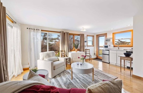 Orleans Cottage | Nauset Harbor Cottage: 112-O Charming Coastal Retreat with Breathtaking Views – East Orleans
