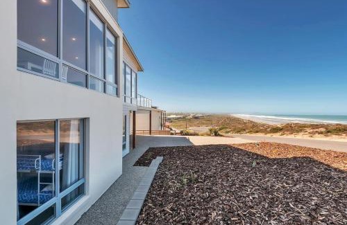 Middleton House | Nauticus - 82 Surfers Parade Middleton - BYO Linen