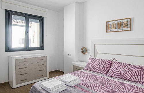 Rota Apartment | Nautilus 3 - Elegante Apartamento para 6 con Piscina, Wifi y AC en Rota