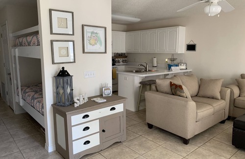 Navarre Beach Condo | NAVARRE BEACH Condo! FIRST FLOOR Clean, cozy & beachy! Sleeps 4, full Kitchen