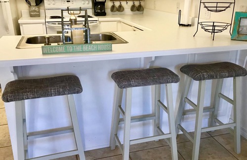 Navarre Beach Condo | NAVARRE BEACH Condo! FIRST FLOOR Clean, cozy & beachy! Sleeps 4, full Kitchen