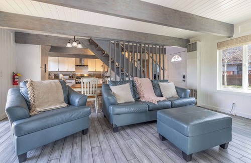 Sugarloaf House | Navigate Stays Woodsy Hideaway Cozy & Nostalgic