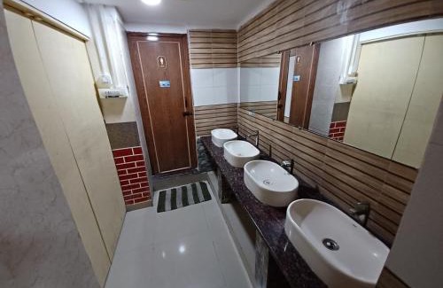 Tirupati Apartment | Nayath Serviced Apartments, Homely Stay for Families since 2011 Close to Bus, Railway Stations, Near to Reliance Mart, Srinivasam complex and many Restaurants Fully Furnished Kitchen Pet Friendly