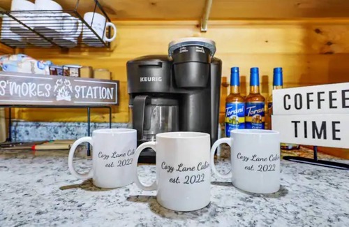 Morganton Cabin | nCOZY LANE CABIN/Sleeps 8/Mountain View/Hot Tub/Game Room/Fire place/