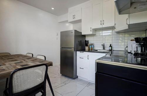 Cote-Des-Neiges—Notre-Dame-De-Grace Apartment | NDG Grand Stay Spacious and Elegant 3BR