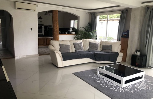 Rognac Villa | Near Aix and Marseille: Quiet 5-bedroom villa with pool, jacuzzi and billiard table
