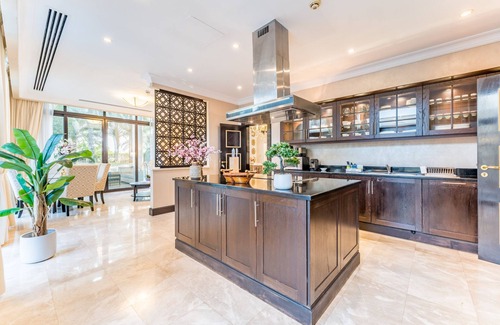 Palm Jumeirah Villa | Near Beach 5BR + Asst Room Villa with Private Pool and Balcony, Jumeirah Villa