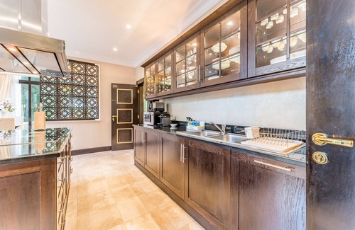 Palm Jumeirah Villa | Near Beach 5BR + Asst Room Villa with Private Pool and Balcony, Jumeirah Villa