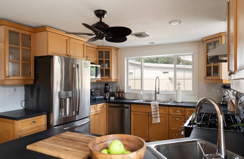 Kenneth City House | Near Beaches! Heated Pool, Hot tub at the Poolside Palm Hideaway!