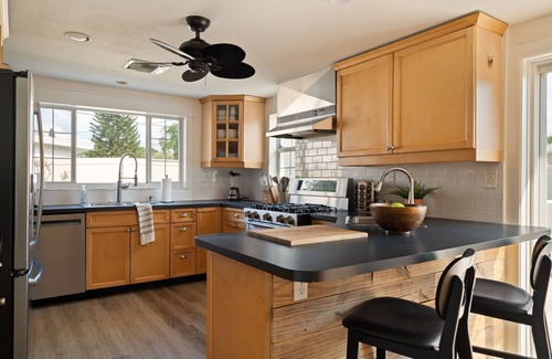 Kenneth City House | Near Beaches! Heated Pool, Hot tub at the Poolside Palm Hideaway!