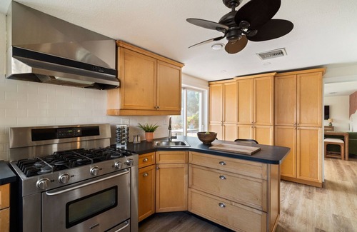 Kenneth City House | Near Beaches! Heated Pool, Hot tub at the Poolside Palm Hideaway!