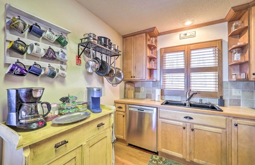 Charter Hills Cottage | Near Beech Mountain: Crimson Cabin w/Views