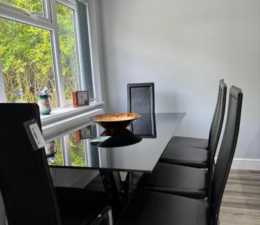 Quinton Apartment | Near Birmingham - Stylish and Peaceful - Private Parking