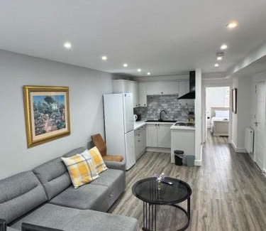 Quinton Apartment | Near Birmingham - Stylish and Peaceful - Private Parking