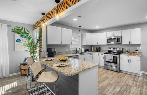 City View House | Near Downtown, 3 Bed 3 Bath, 2 EnSuite, FirePit, Fenced Yard Great for Pets