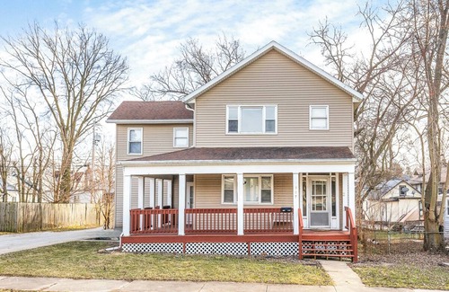 Bloomington Apartment | Near Downtown Bloomington Full Apartment