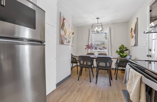 Sharon Heights House | Near Downtown Home, Dogs allowed, Easy Private Parking, Big Yard, Patio,