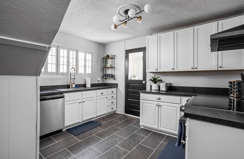 Indianapolis House | Near Downtown Indy | King Bed Golden | Parking