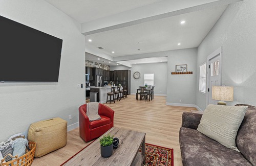 Downtown San Antonio House | Near Downtown + River Walk + Alamo | WiFi | Yard