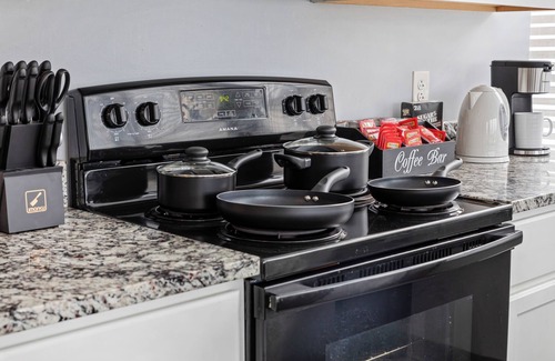 Downtown Cleveland Apartment | Near DT&CLE Clinic, Queen Bed, Wi-Fi, Parking