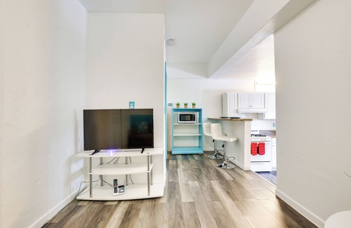 Downtown Hollywood Cottage | Near Haulover Park: Hollywood Cottage w/Yard!