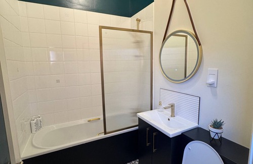 Gloucester Apartment | Near Hospital/2BD/1Bath/Free Parking/Central