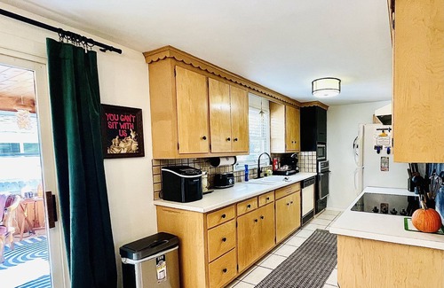 Green Bay House | Near Lambeau Fully Fenced Yard Speakeasy Sunroom Cotton Candy Machine