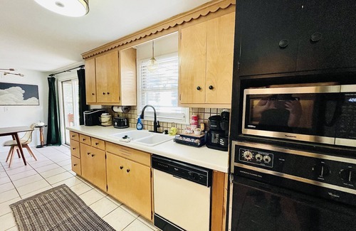 Green Bay House | Near Lambeau Fully Fenced Yard Speakeasy Sunroom Cotton Candy Machine