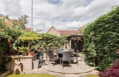 Leeds House | Near Leeds city centre, 3 bed house, FREE parking, WiFi, Netflix, patio seating