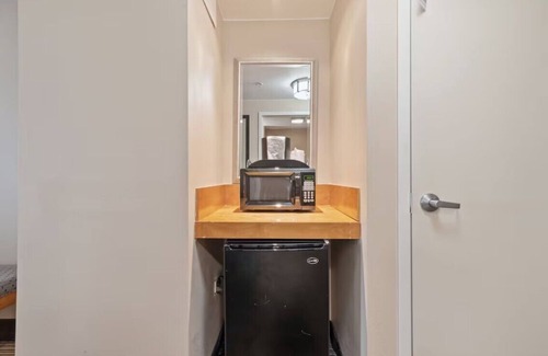Carteret Apartment | Near NYC Recharging Double Suite Sleeps 4 Pet Friendly