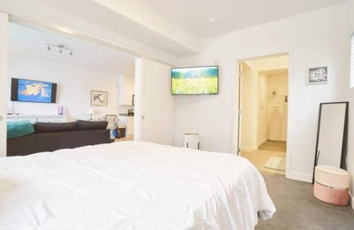 Salt Lake City Apartment | Near Ski Resort, HOTTUB & GYM Luxury Apt- Heart of Sugar House with Parking