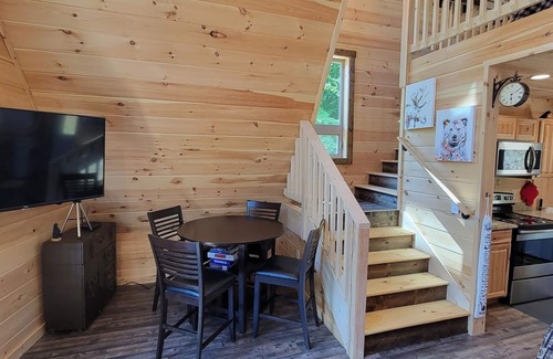 Whittier Cabin | Need a Romantic Getaway? Hot Tub, Close to Polar Express, Casino and WCU Dogs OK