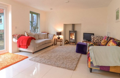 Halesworth Cottage | NELLY COTTAGE, pet friendly, character holiday cottage in Halesworth