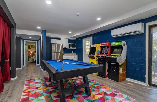 Massanutten House | Neon Dream Lodge! Pickleball, Hot Tub, Theater