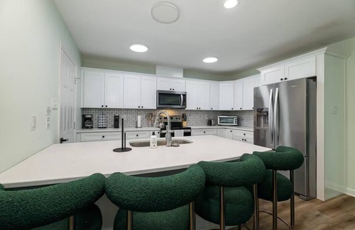 Massanutten House | Neon Dream Lodge! Pickleball, Hot Tub, Theater