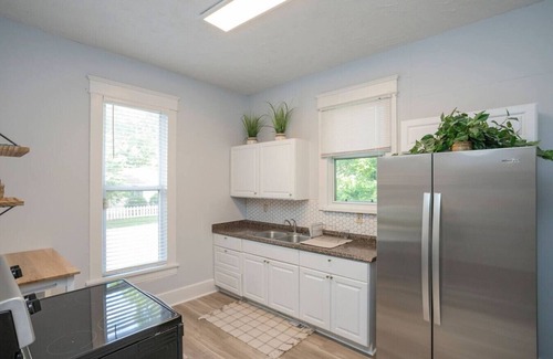 McFerrin Park Apartment | Neon Nashville! 5 min to Broadway Walk 2 dining!