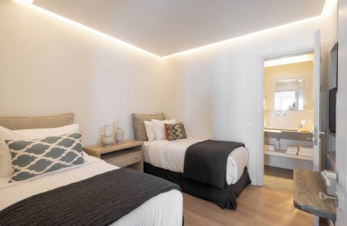 Imerovigli Hotel | NĒRO Light-Filled Suites