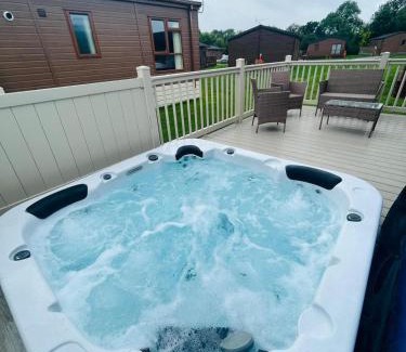 Malton House | Ness Lodge with Hot Tub